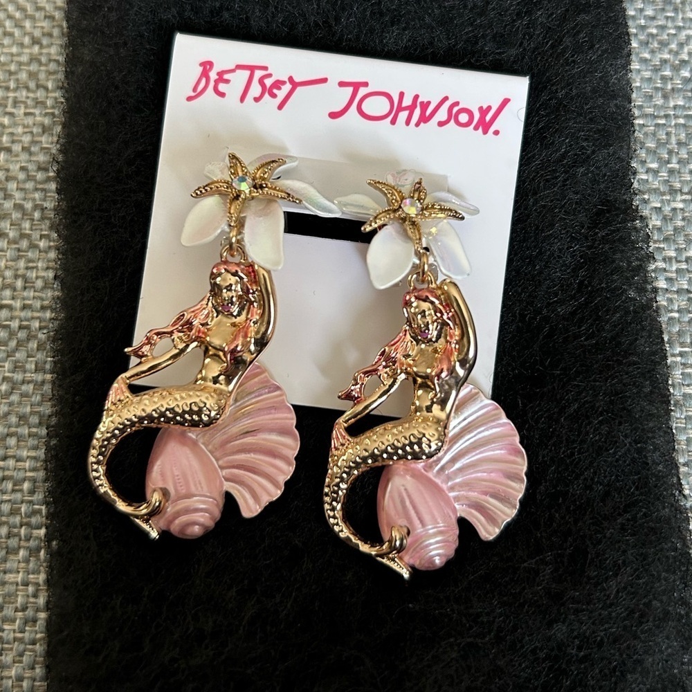 Betsy Johnson SHELL YEAH LARGE MERMAID DROP EARRINGS WHITE AND PINK